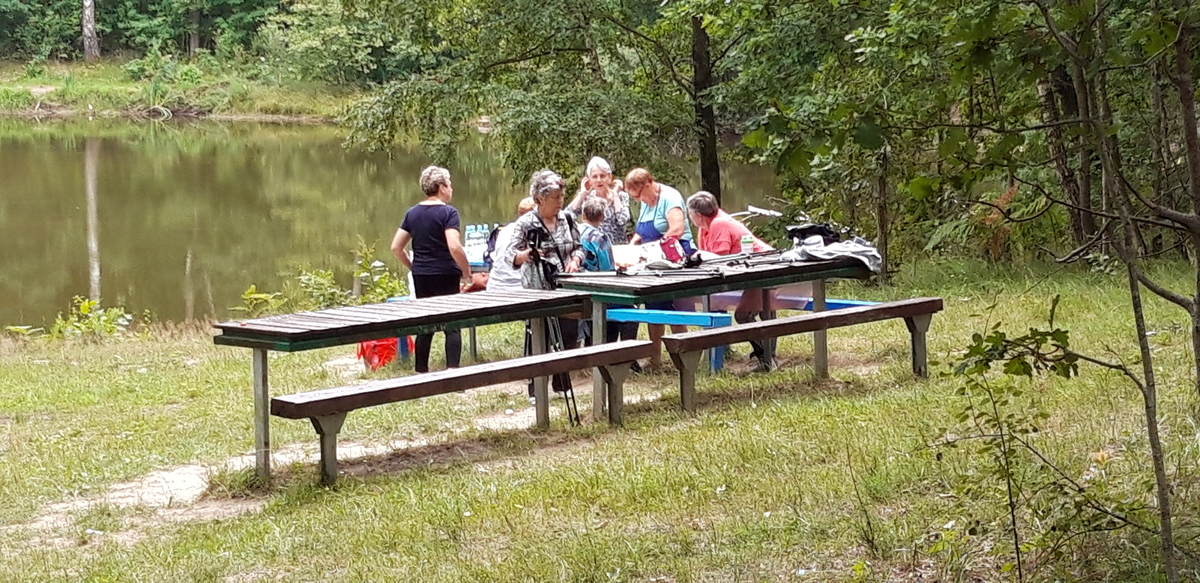 osoby organizujące piknik nad łowiskiem w Widzinie