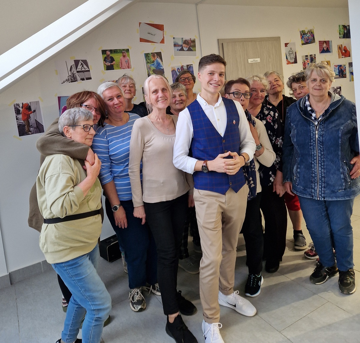 uczestniczki spotkania na wspólnym zdjęciu z prowadzącym