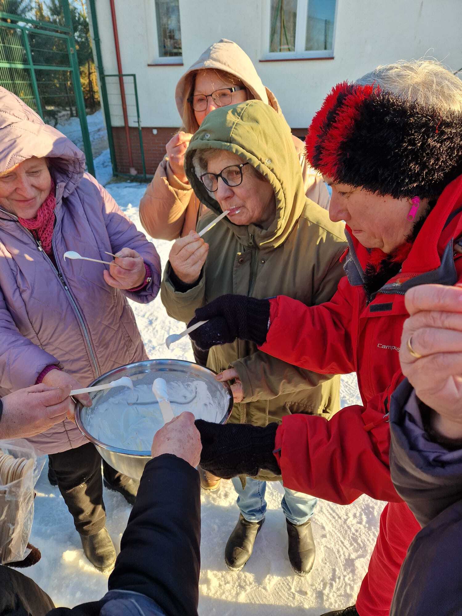 grupa kliku uczestniczek warsztatów próbująca gotowych lodów