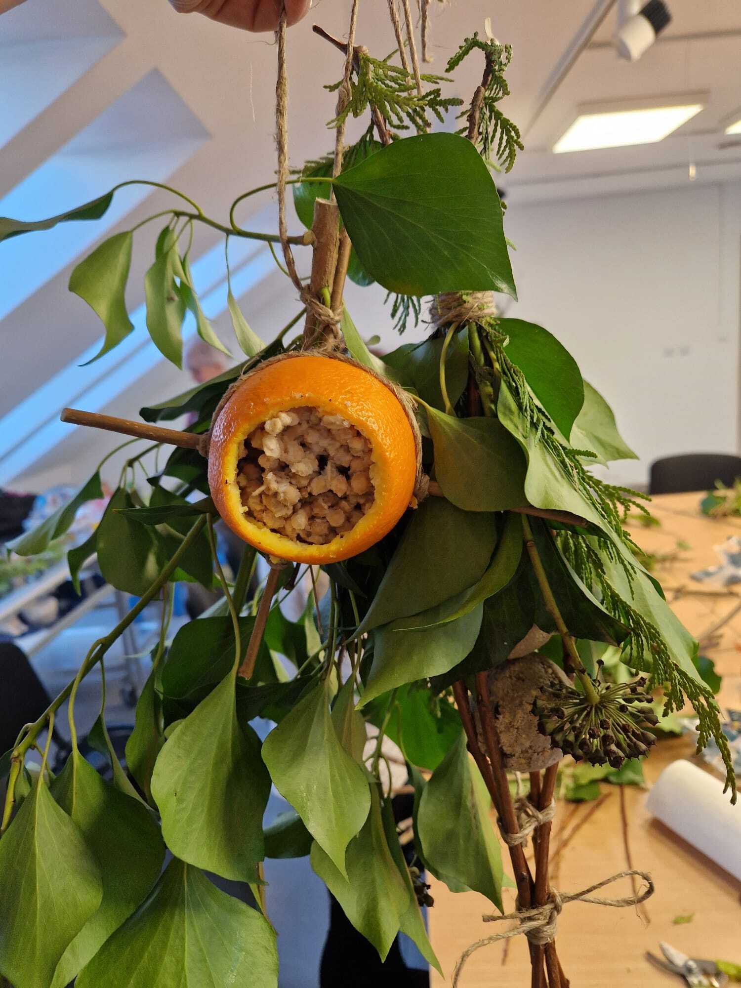 gotowy karmnik dla ptaków w formie splecionyjch gałązek