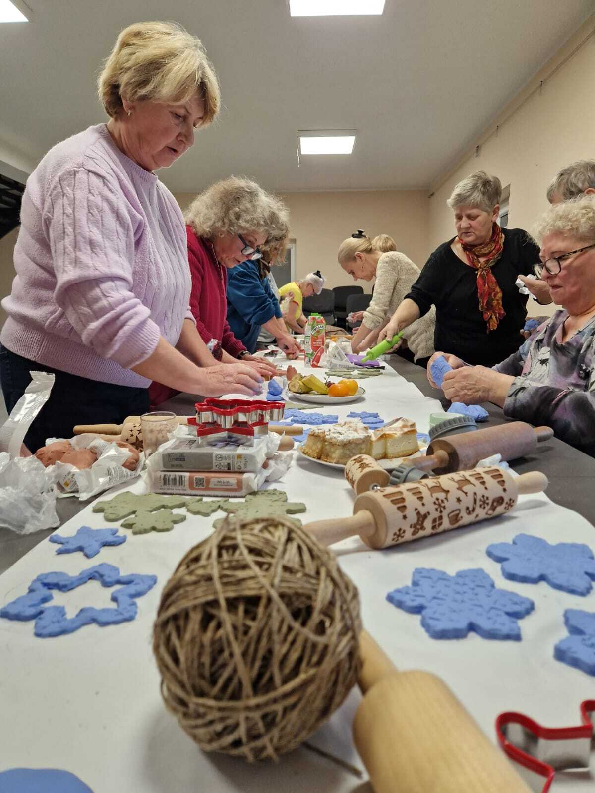 uczestniczki warsztatów przy wspólnym stole tworzące ozdoby ceramiczne