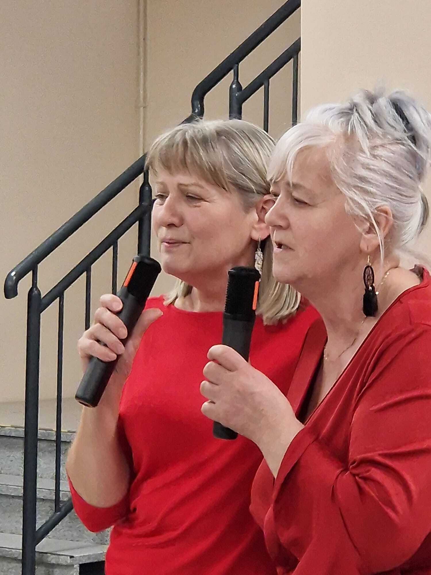 dwie uczestniczki spotkania trzymające w dłoniach mikrofony