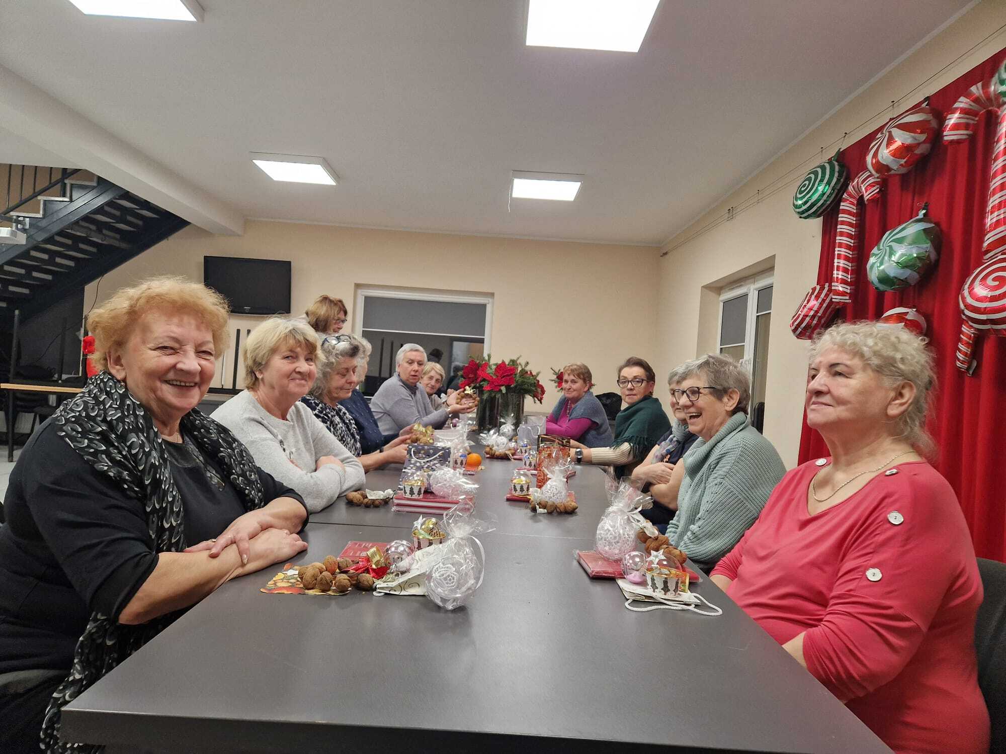 zdjęcie przedstawia wszystkie uczestniczki warsztatów siedzące przy wspólnym stole