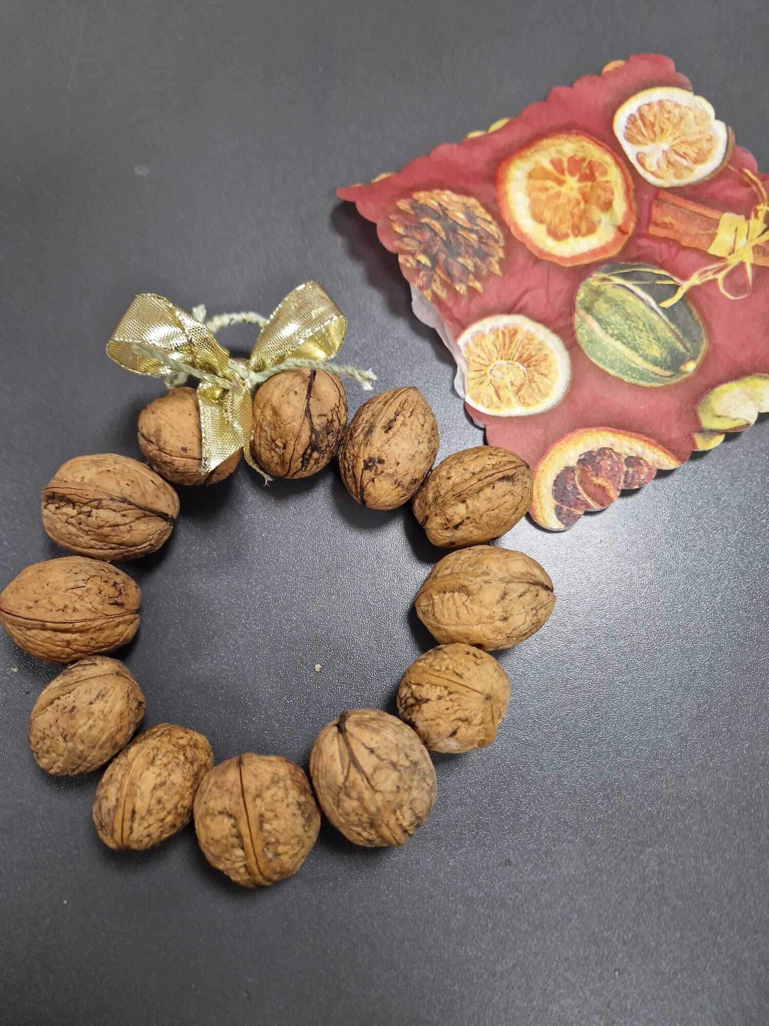 leżąca na stole gotowa ozdoba z orzechów włoskich