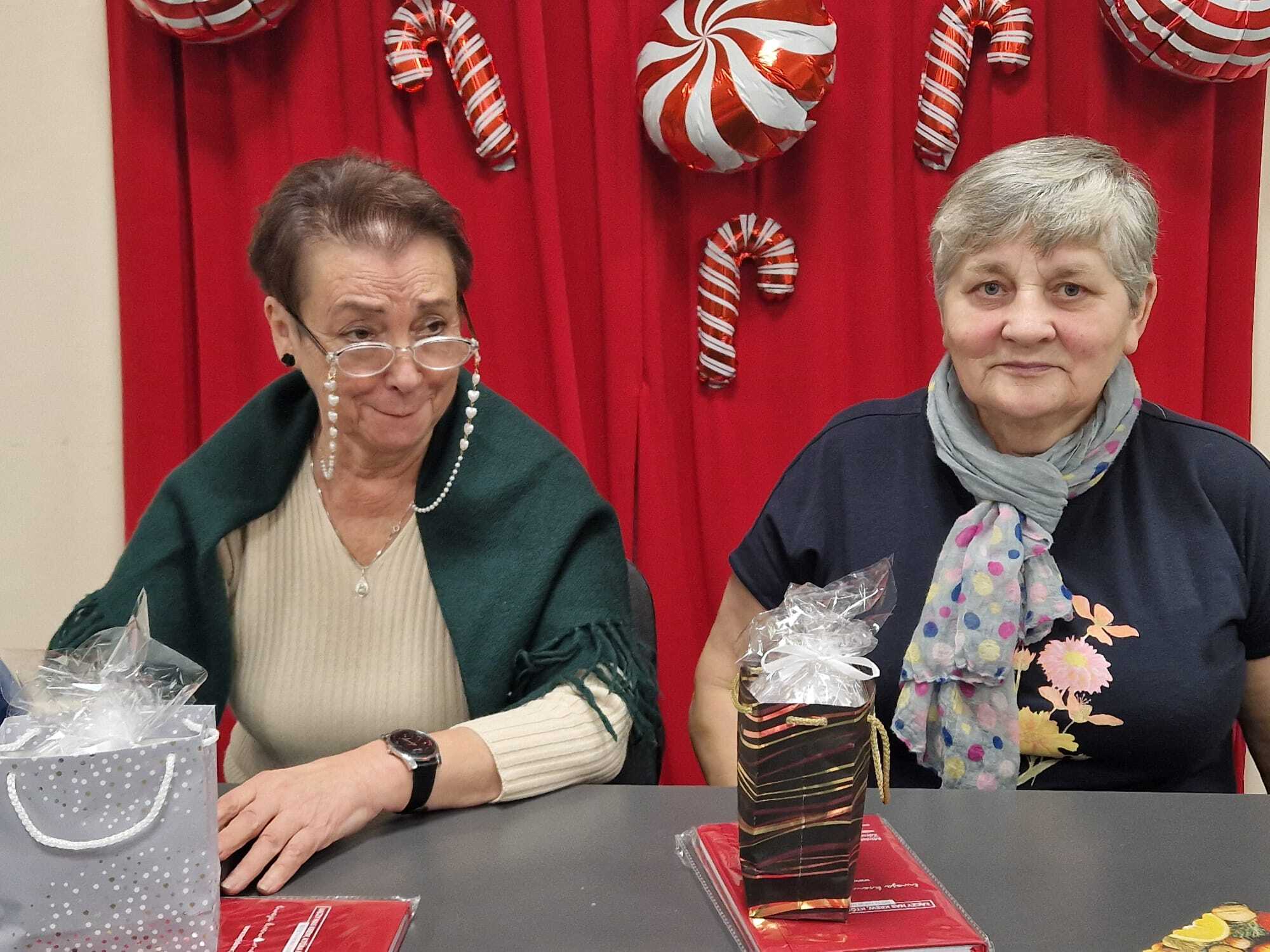 uśmiechnięte dwie uczestniczki warsztatów siedzące obok siebie przy stole
