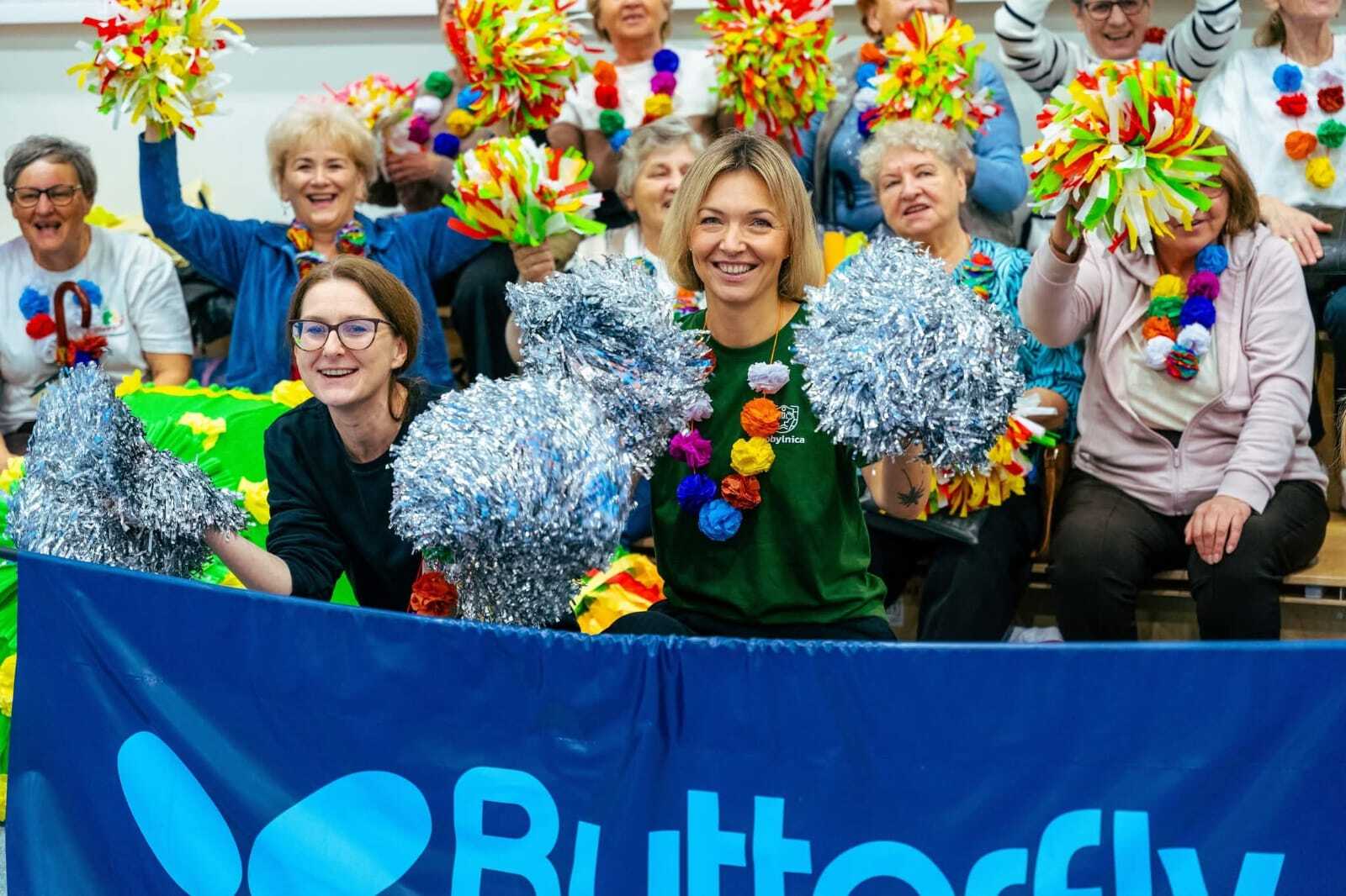 zdjęcie przedstawia trybuny z kibicami kobylnickiej drużyny, na pierwszym planie Burmistrz Kobylnicy Anna Gliniecka-Woś