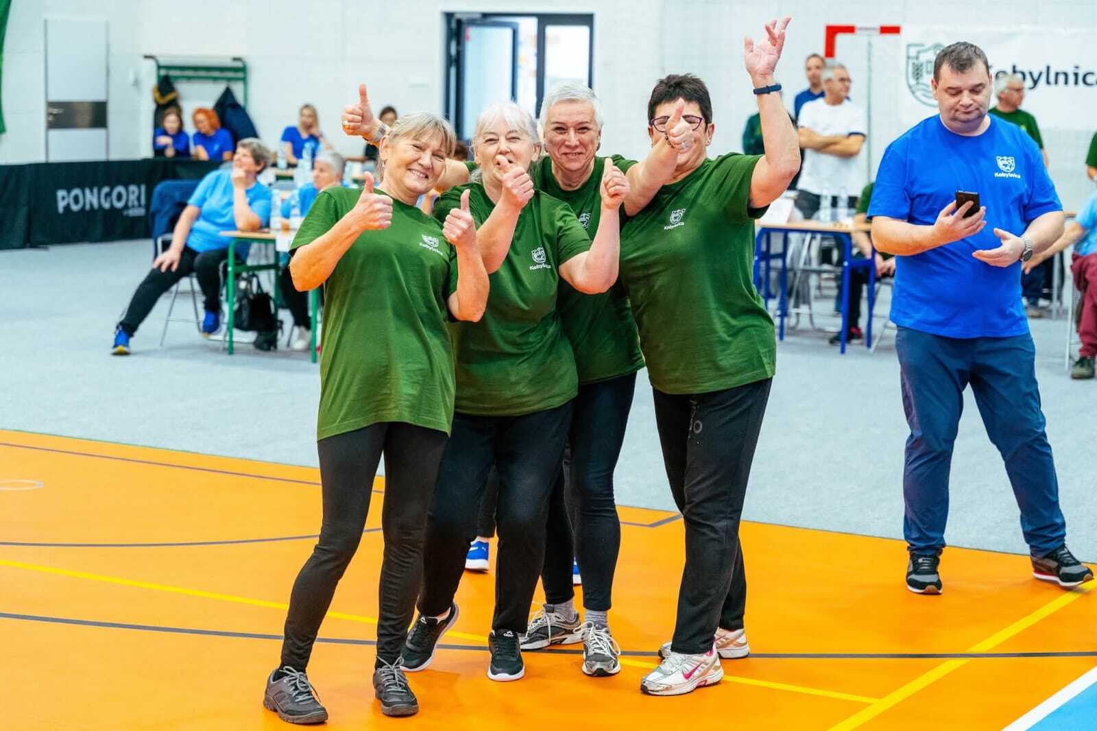 zdjęcie przedstawia cztery seniorki z gminy kobylnica machające w stronę fotografa