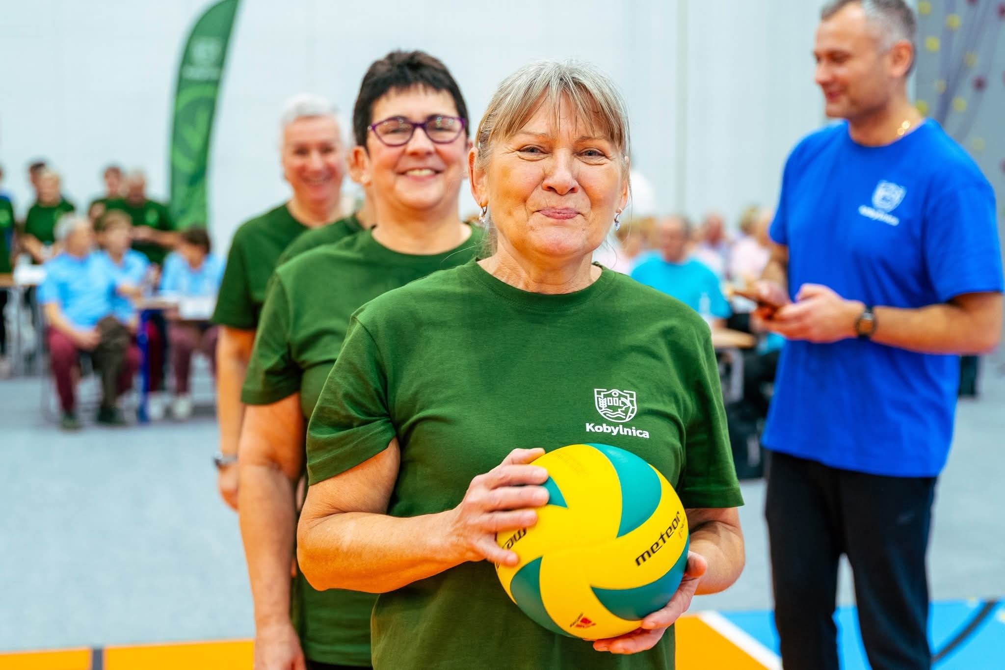 uczestniczka senioriady z piłką w rękach przed startem w konkurencji