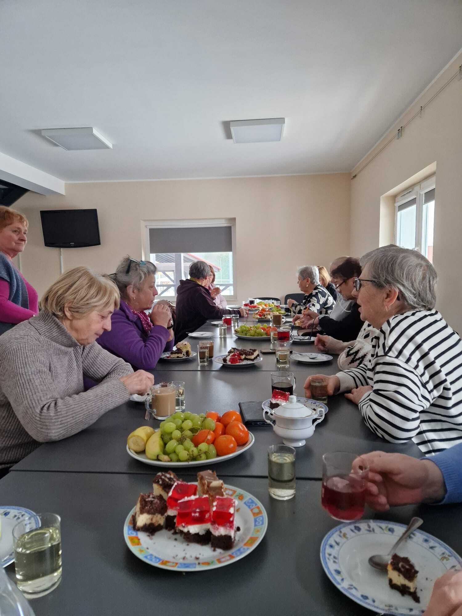 uczestniczki warsztaów siedzące przy wspólnym stole podczas poczęstunku