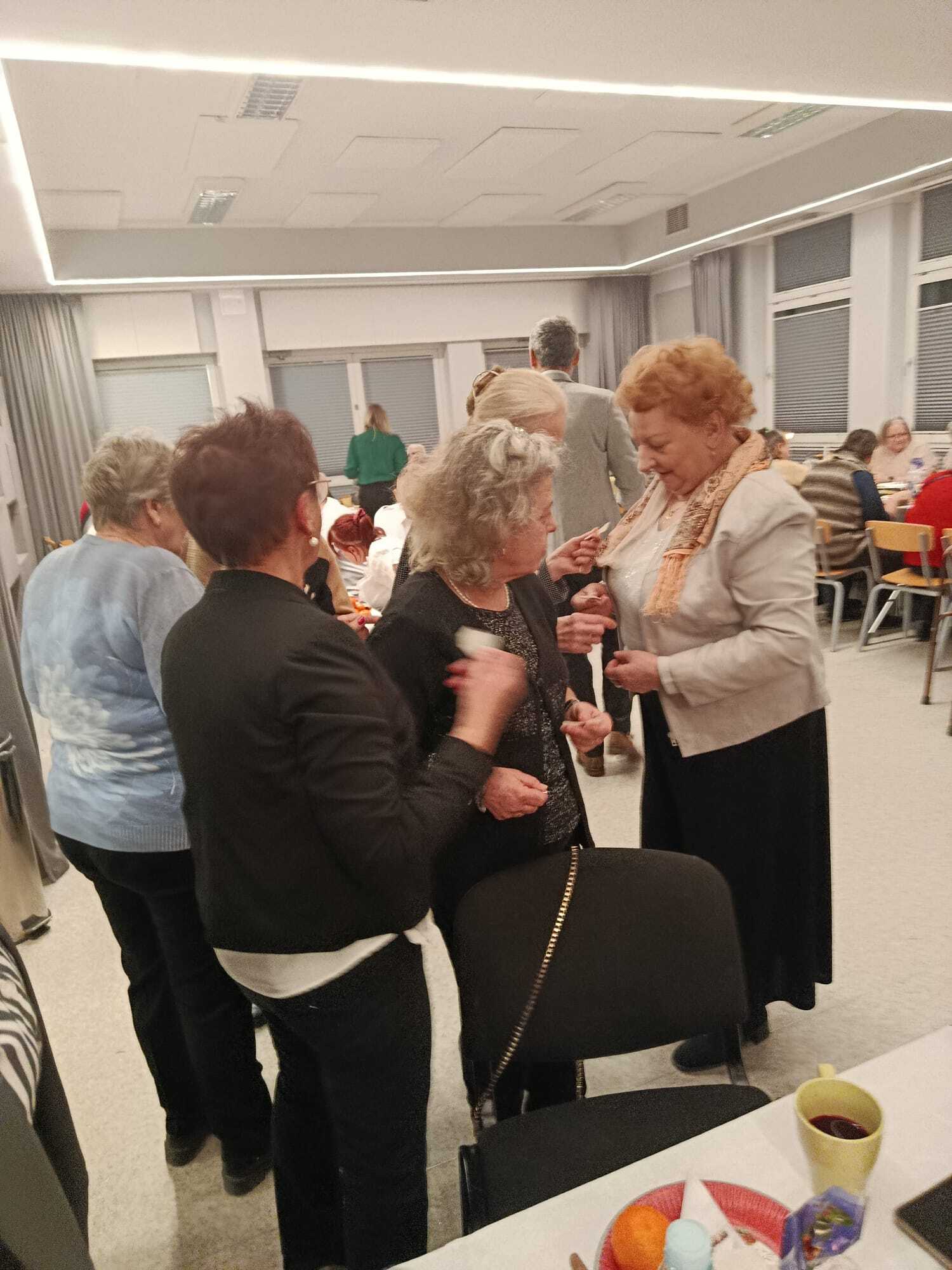 kilka uczestniczek spotkania składające sobie życzenia świąteczne