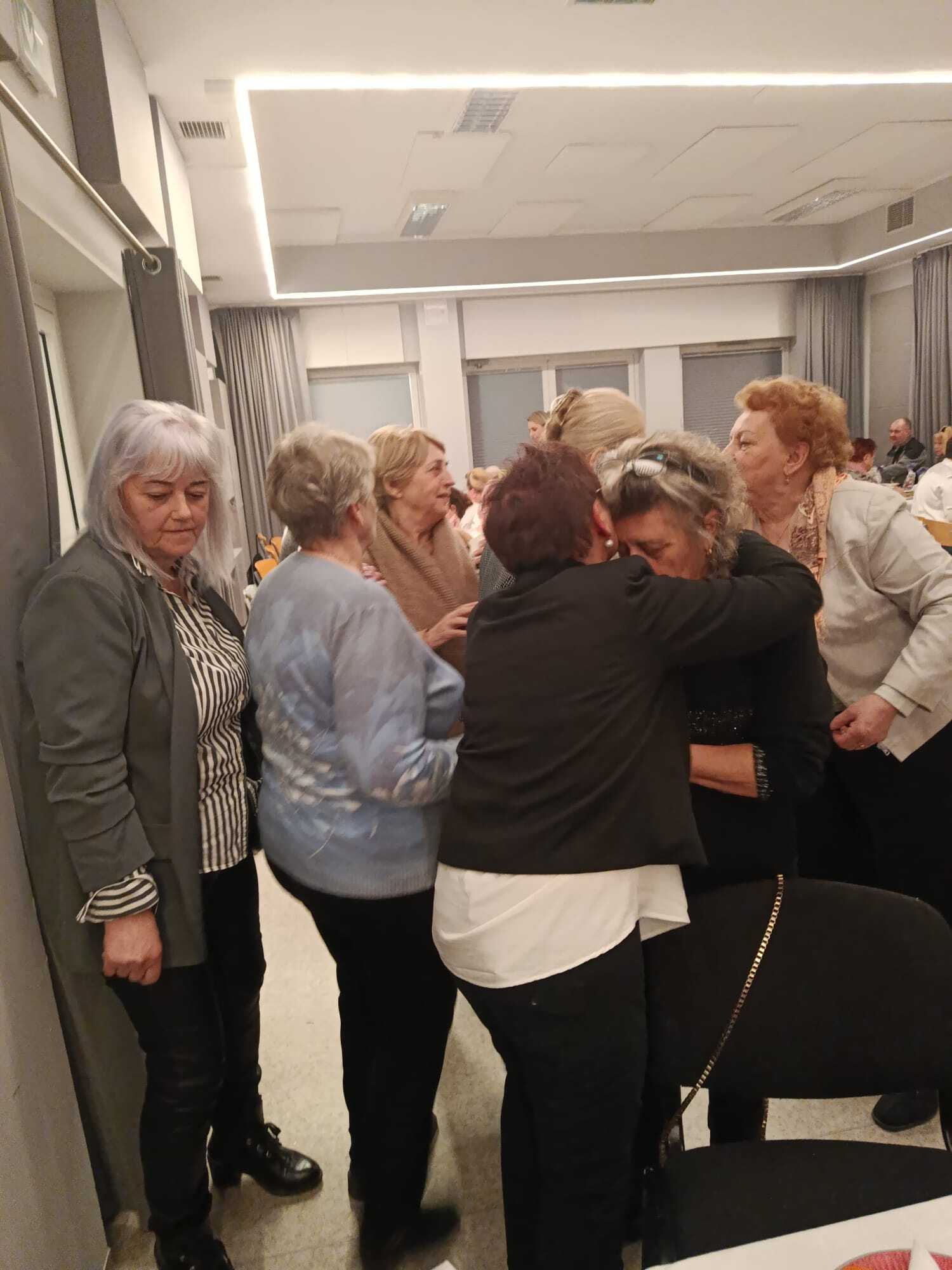 kilka uczestniczek spotkania składające sobie życzenia świąteczne