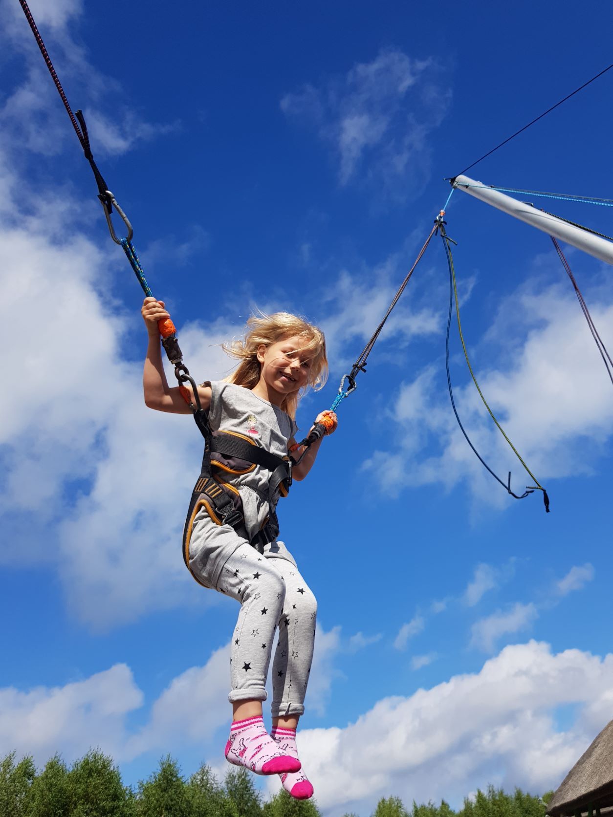 zdjęcie dziewczynki skaczącej na trampolinie