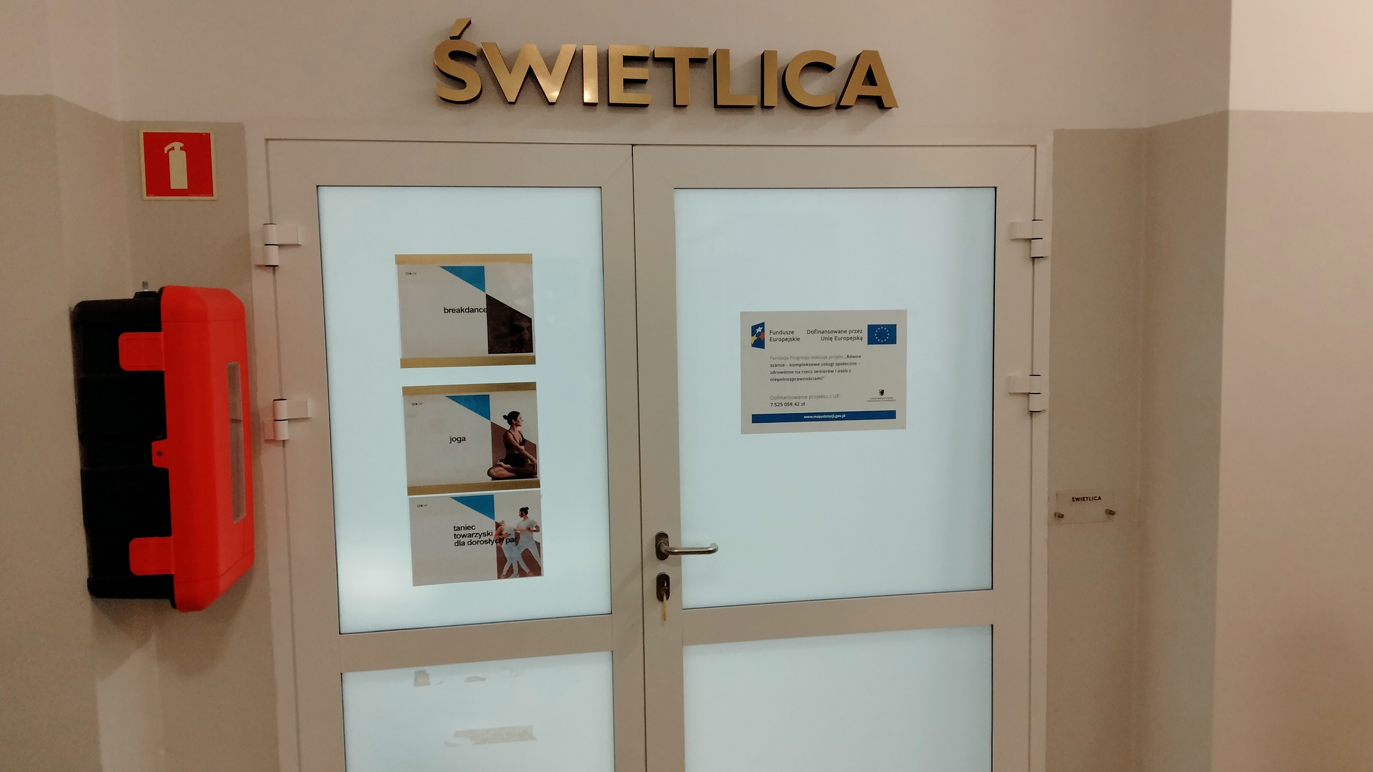 fotografia przedstawia drzwi wejściowe do świetlicy udostępnionej przez Centrum Kultury i Promocji w Kobylnicy