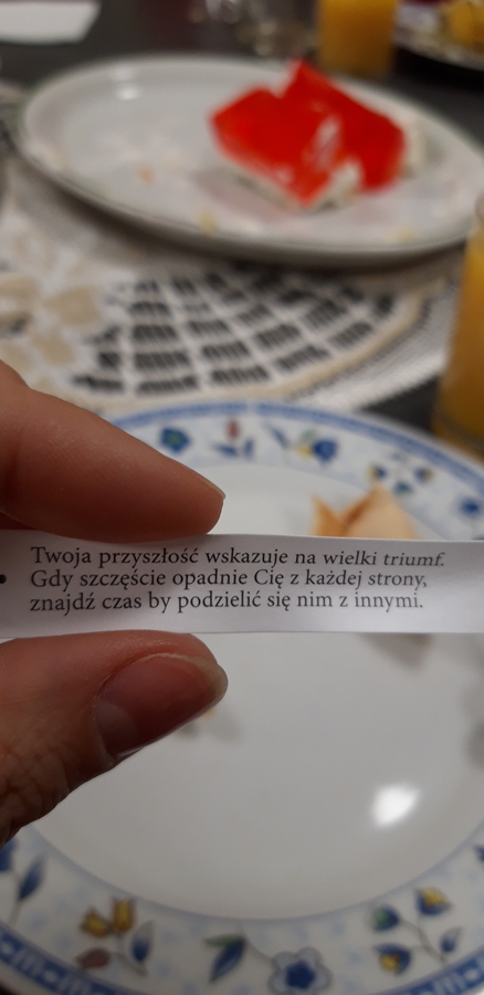 zdjcie wróżby o treści: Twoja przyszłość wskazuje na wielki triumf. Gdy szczęście opadnie Cię z każdej strony, znajdź czas by podzielić się nim z innymi.