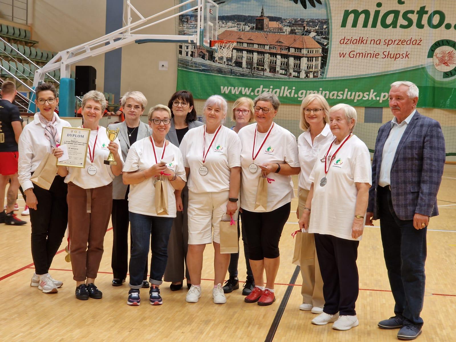 drużyna Kobylnicy z dyplomem, pucharem i medalami