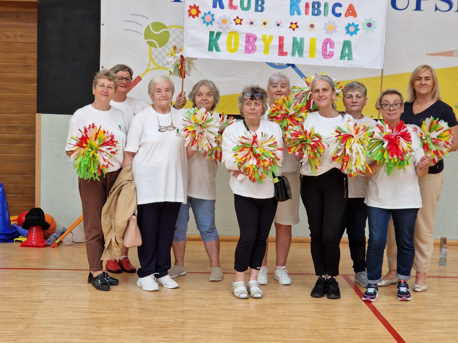 grupa dziesięciu kibiców z plakatem Klub kibica Kobylnica