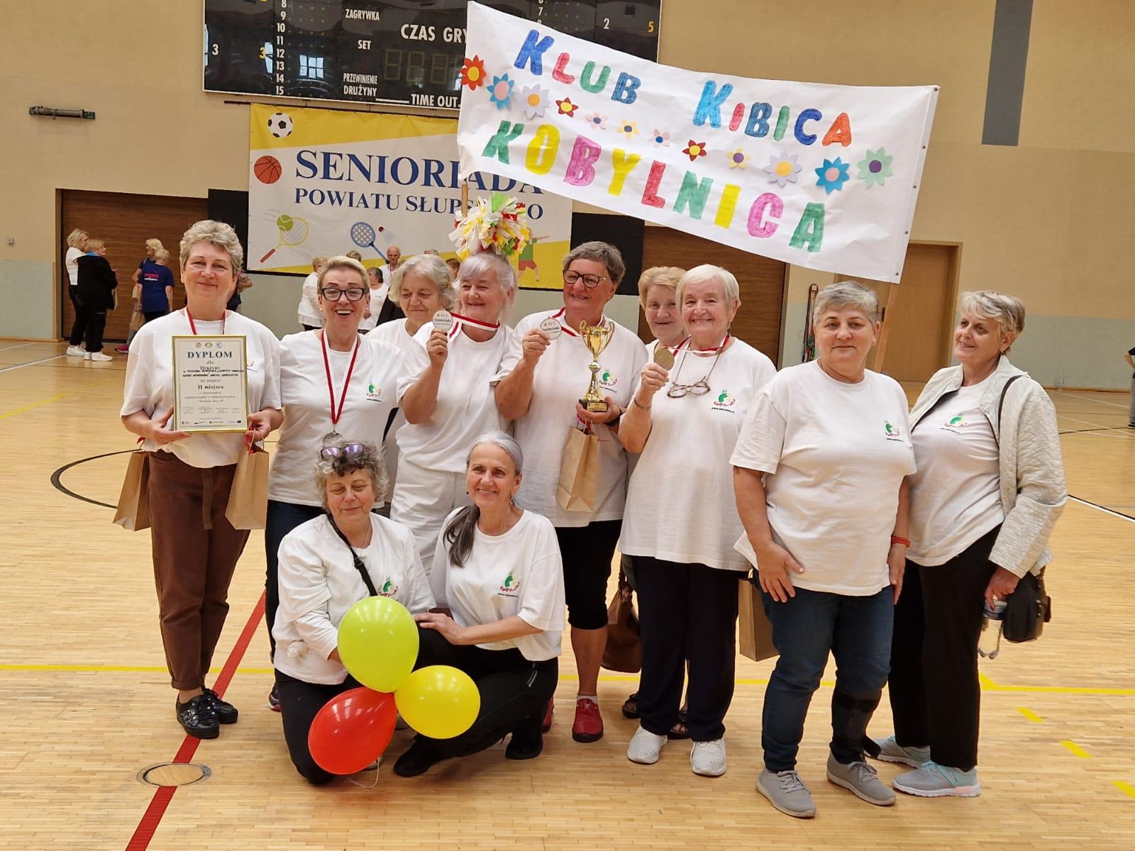 drużyna Kobylnicy z dyplomem, pucharem i medalami