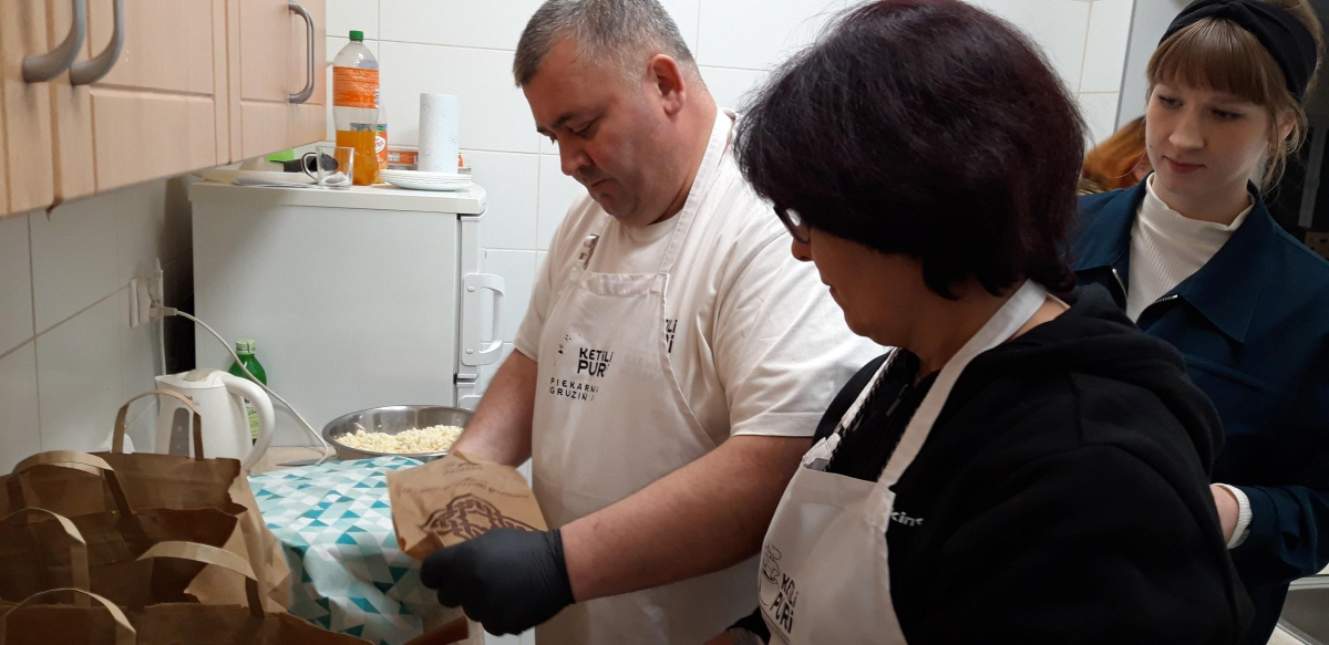 piekarz przekazujący instrukcje wykonania wyrobu