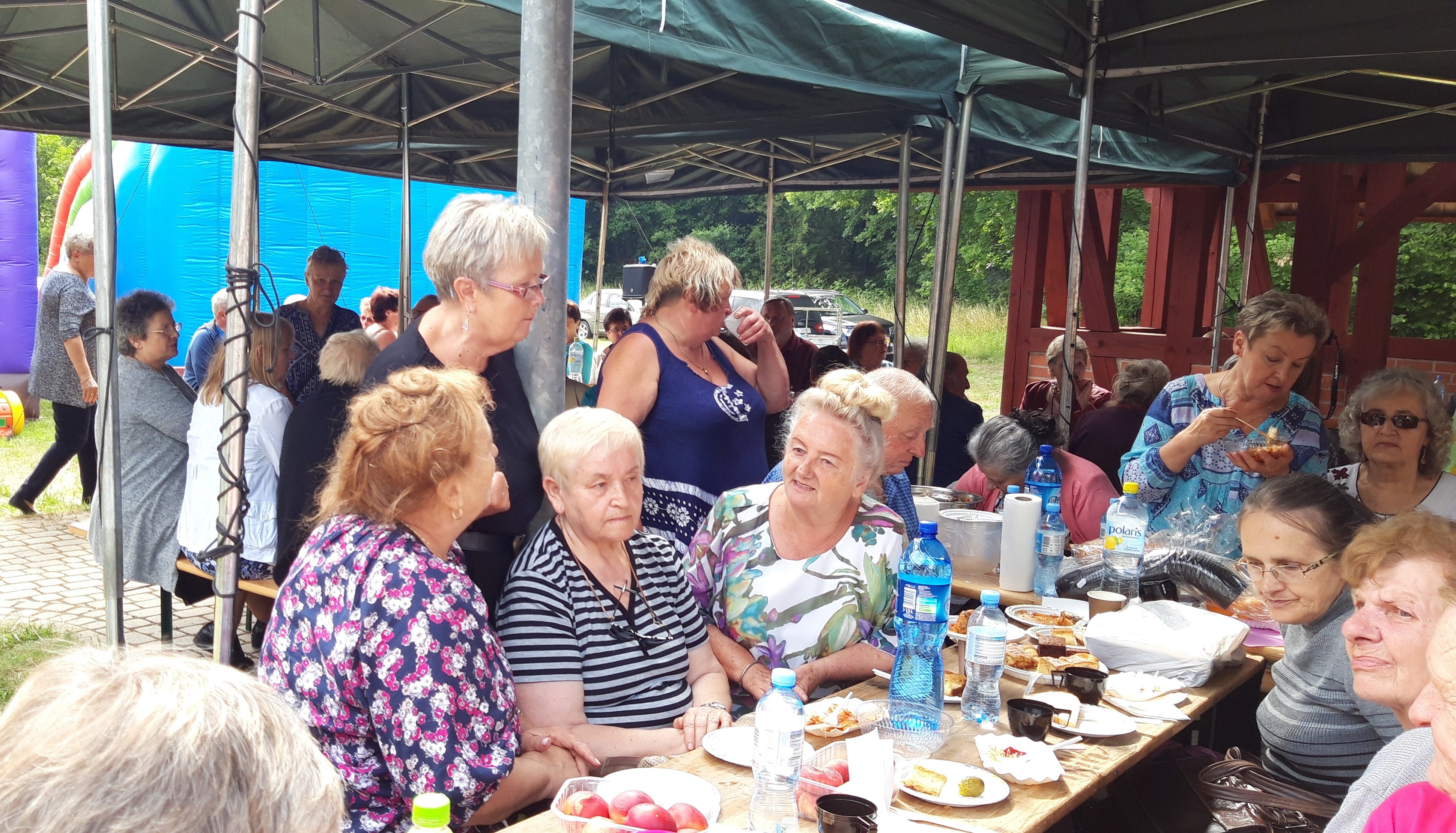 uczestniczki przy stole podczas spotkania rad seniorów