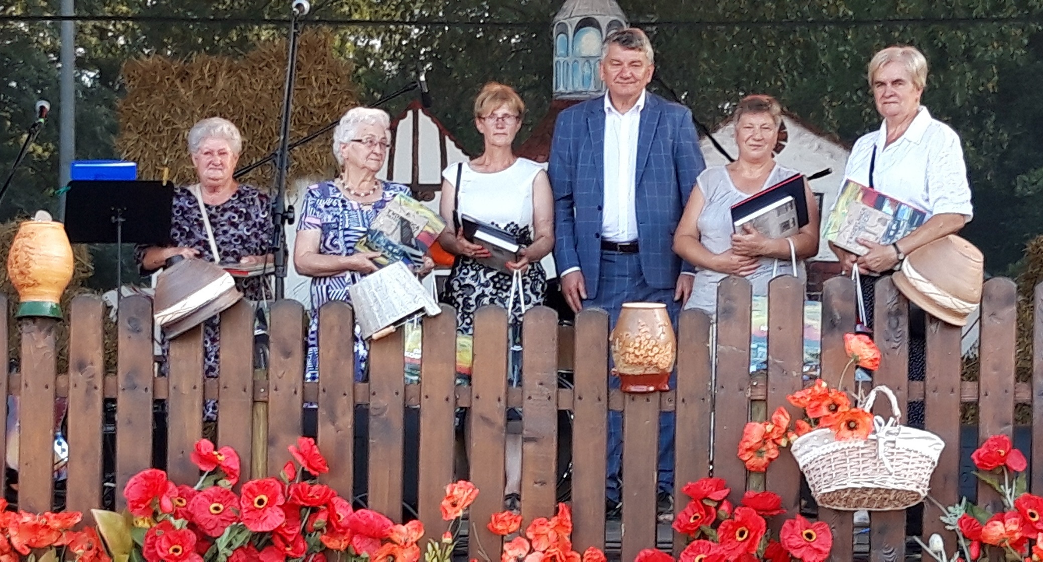 Laureatki Konkursu Srebrne Serce wraz z Wójtem Gminy Kobylnica Panem Leszkiem Kulińskim