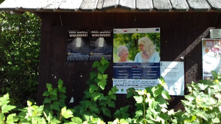 Piknik senioralny - plakat na domku