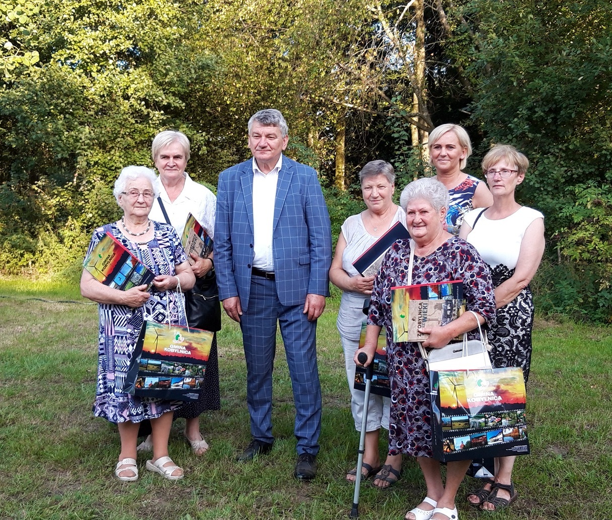 Laureatki konkursu Srebrne Serce wraz z Wójtem Gminy Kobylnica Panem Leszkiem Kulińskim i Kierownikiem Ośrodka Pomocy Społecznej w Kobylnicy Panią Anną Łabik